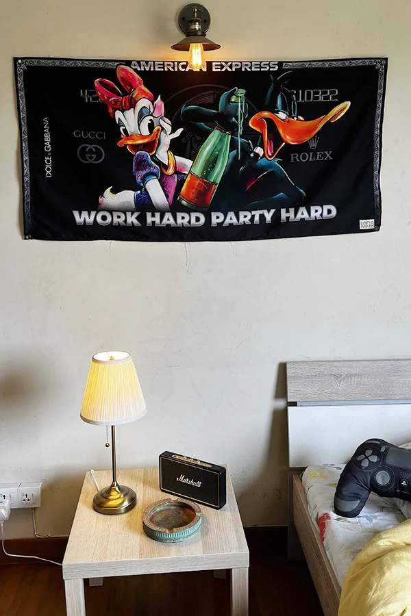 American Express: Daffy Duck version Tapesrty